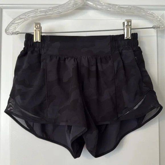 Like NEW Lululemon Hotty Hot Deep Coal Black Camo 2.5” low rise Shorts Size 4 - Picture 3 of 6